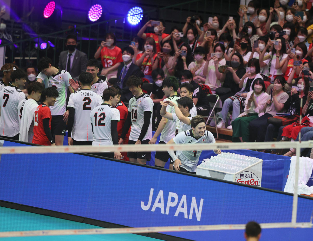 日本対カナダ　グラウンドへ向かう西田有志らスタメンの選手（撮影・上山淳一）