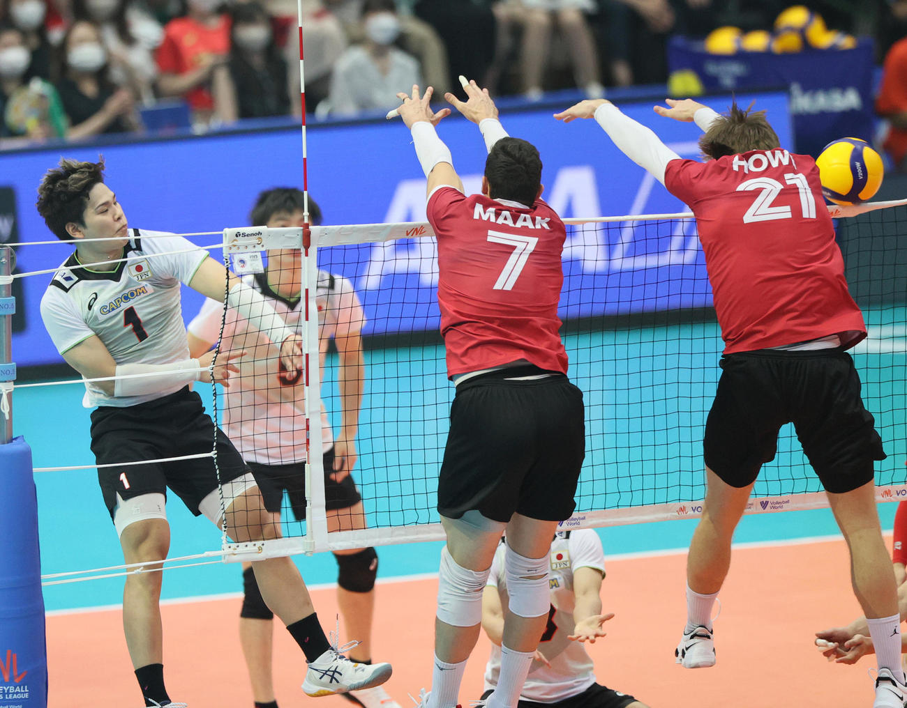 日本対カナダ　第1セット、西田（左）はスパイクを決める（撮影・上山淳一）