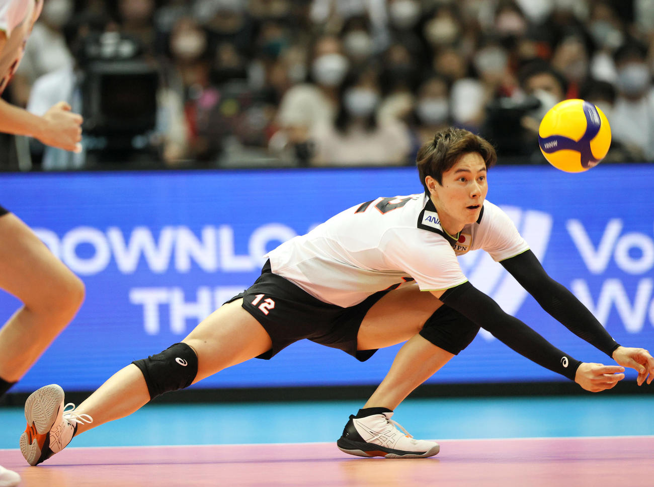 日本対カナダ　第3セット、高橋藍は相手レシーブの返球し得点を挙げる（撮影・上山淳一）