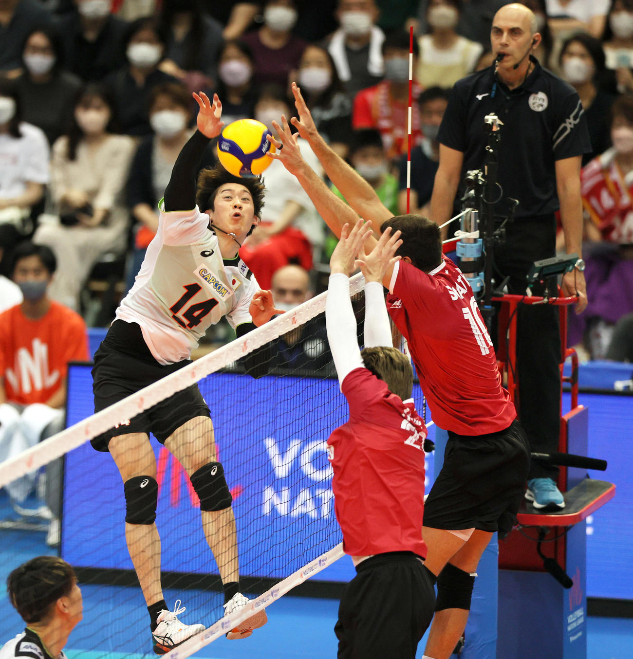 日本対カナダ　第1セット、スパイクを決める石川（左）（撮影・上山淳一）