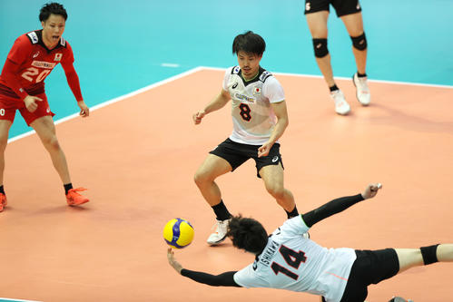 日本対カナダ　第1セット、レシーブする石川（撮影・上山淳一）