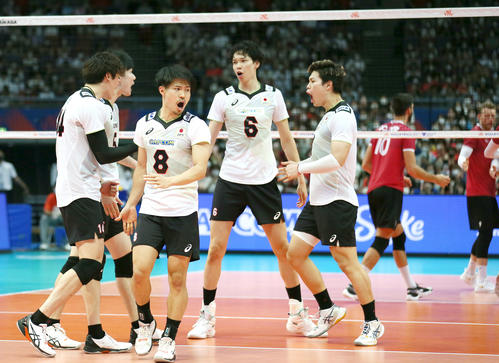 日本対カナダ　第4セット、ポイントを挙げ喜ぶ日本代表チーム（撮影・上山淳一）