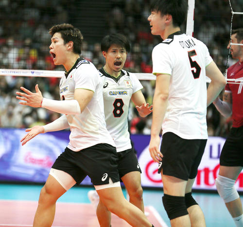 日本対カナダ　第4セット、西田（左）はスパイクを決め雄たけびを揚げ喜ぶ（撮影・上山淳一）