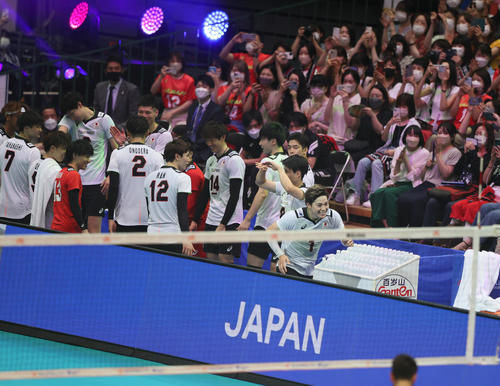 日本対カナダ　グラウンドへ向かう西田有志らスタメンの選手（撮影・上山淳一）