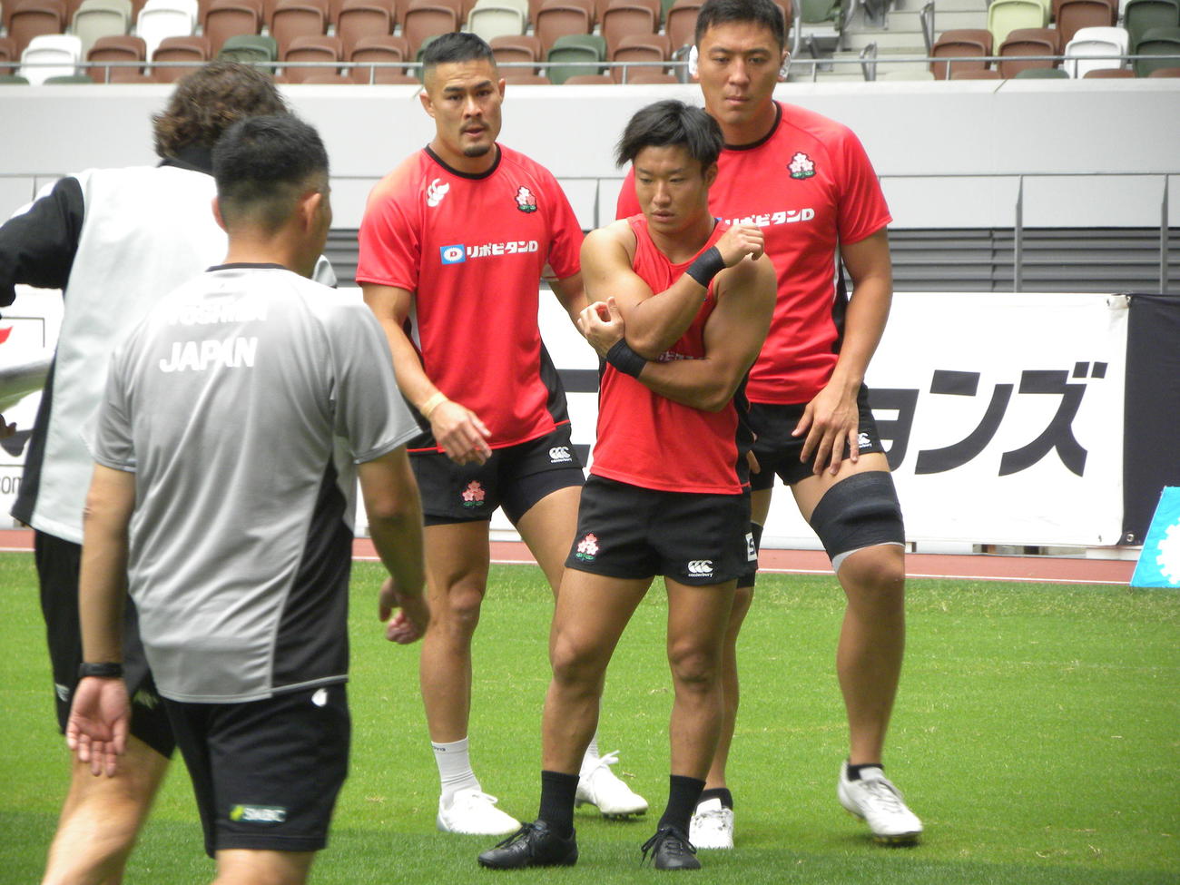 フランス第2戦に向けて前日調整に臨んだ右から日本代表ロック辻、SH斎藤、SO田村（撮影・松本航）
