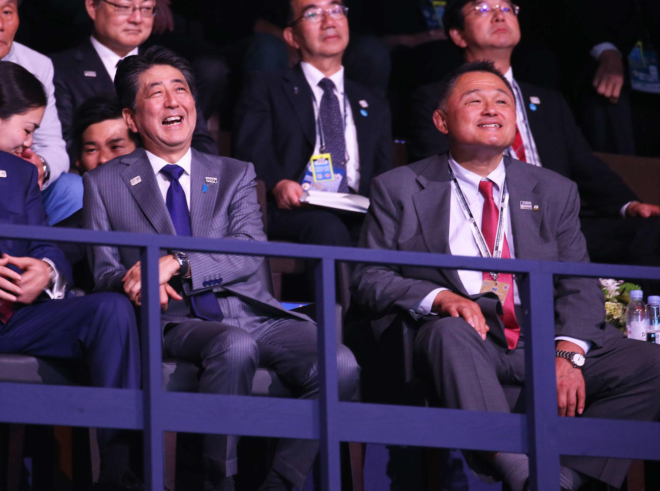19年9月、柔道世界選手権東京大会男女混合団体戦決勝の観戦に訪れる安倍晋三元首相（左）。山下泰裕会長