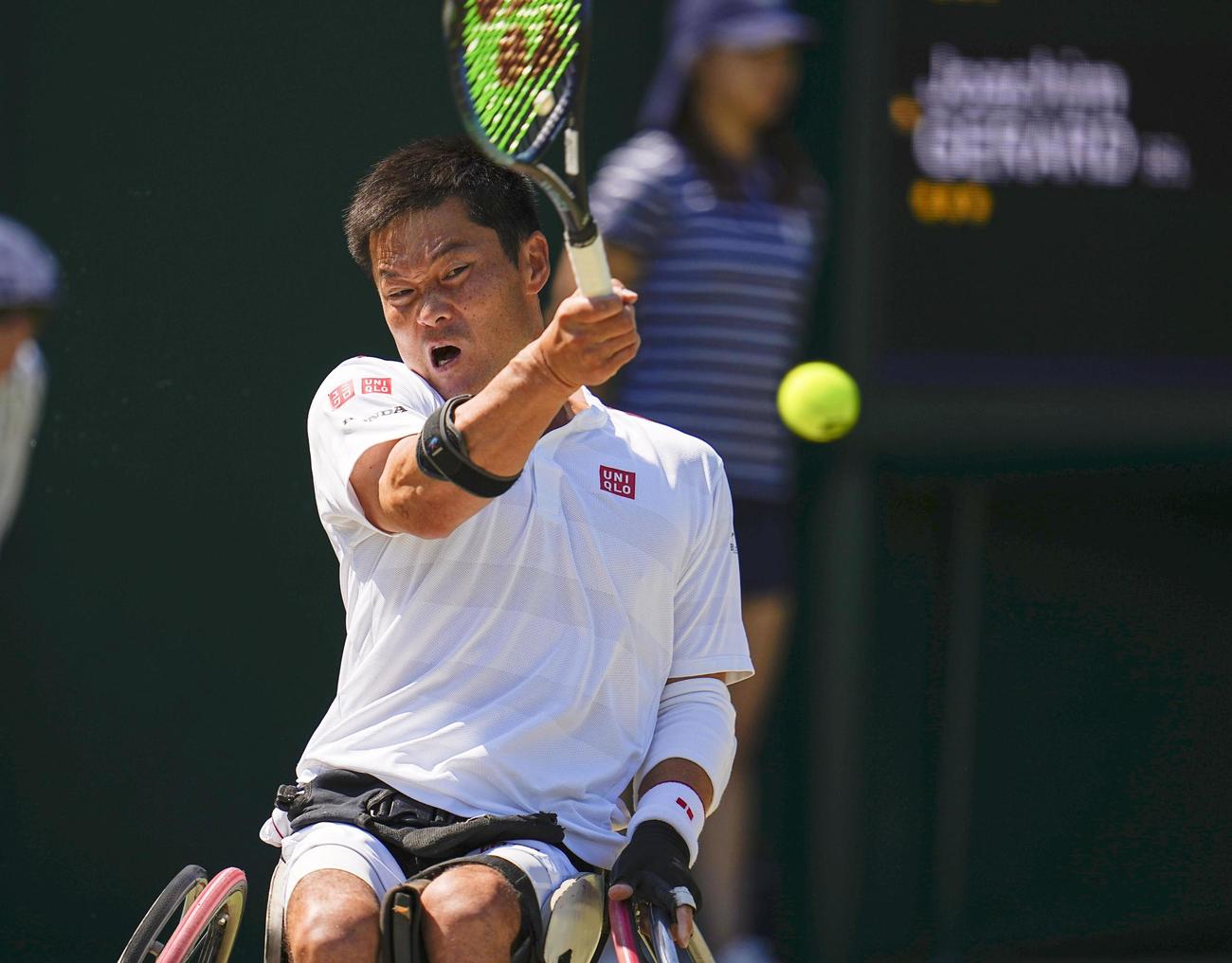 車いすの部男子シングルス準決勝でプレーする国枝慎吾（共同）