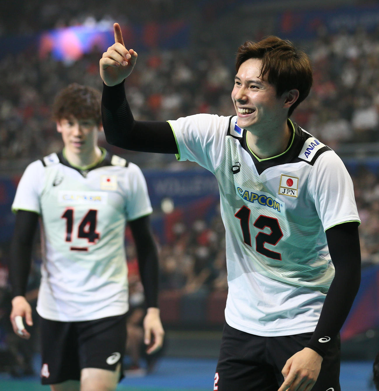 日本対カナダ　カナダに勝利し、高橋藍（手前）は観客席にサインボールをプレゼントし笑顔を見せる。奥は石川（撮影・上山淳一）