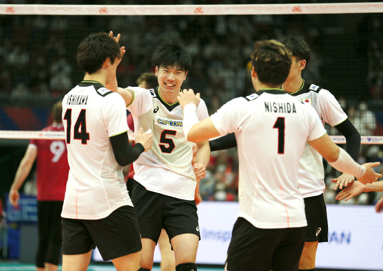 日本対カナダ　第4セット、大塚（左から2人目）はスパイクを決め喜ぶ（撮影・上山淳一）