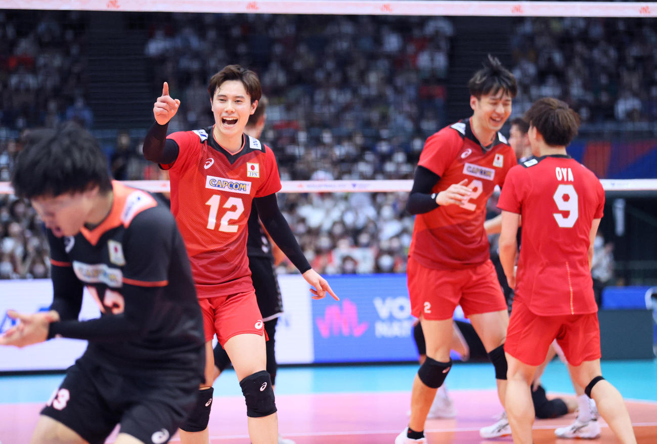 日本対ドイツ　第2セット、得点を挙げ喜ぶ高橋藍（左から2人目）ら日本代表チーム（撮影・上山淳一）
