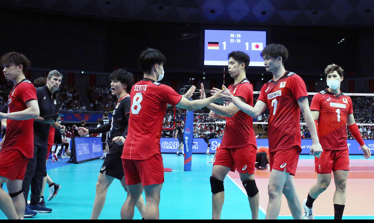 日本対ドイツ　第2セットを勝ち取る日本代表チーム（撮影・上山淳一）