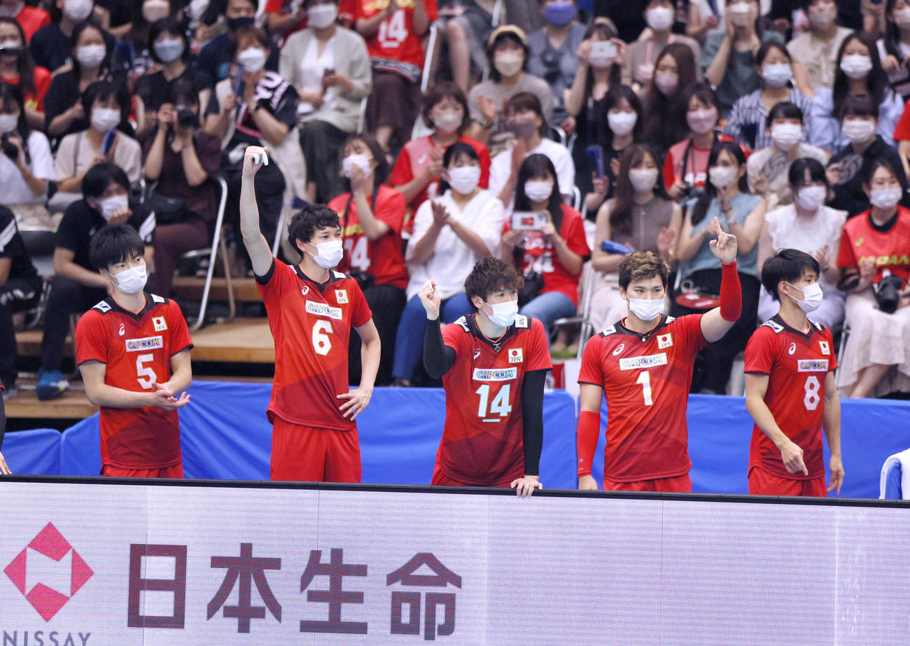 日本対ドイツ　第3セット、ポイントを決めて喜ぶベンチの選手たち（撮影・上山淳一）