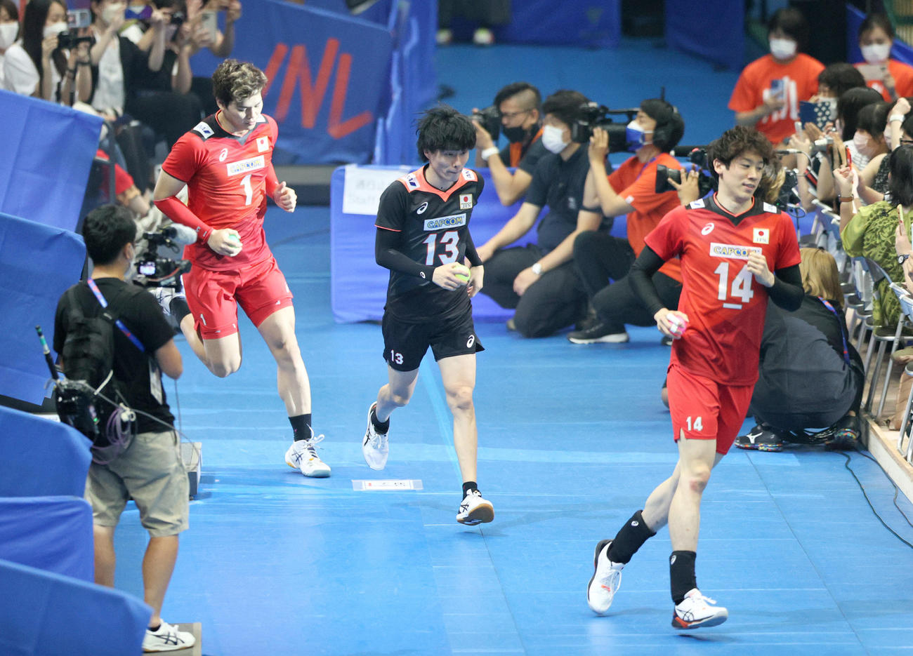 日本対ドイツ　コートへ向かう左から西田有志、小川智大、石川祐希ら日本代表チーム（撮影・上山淳一）