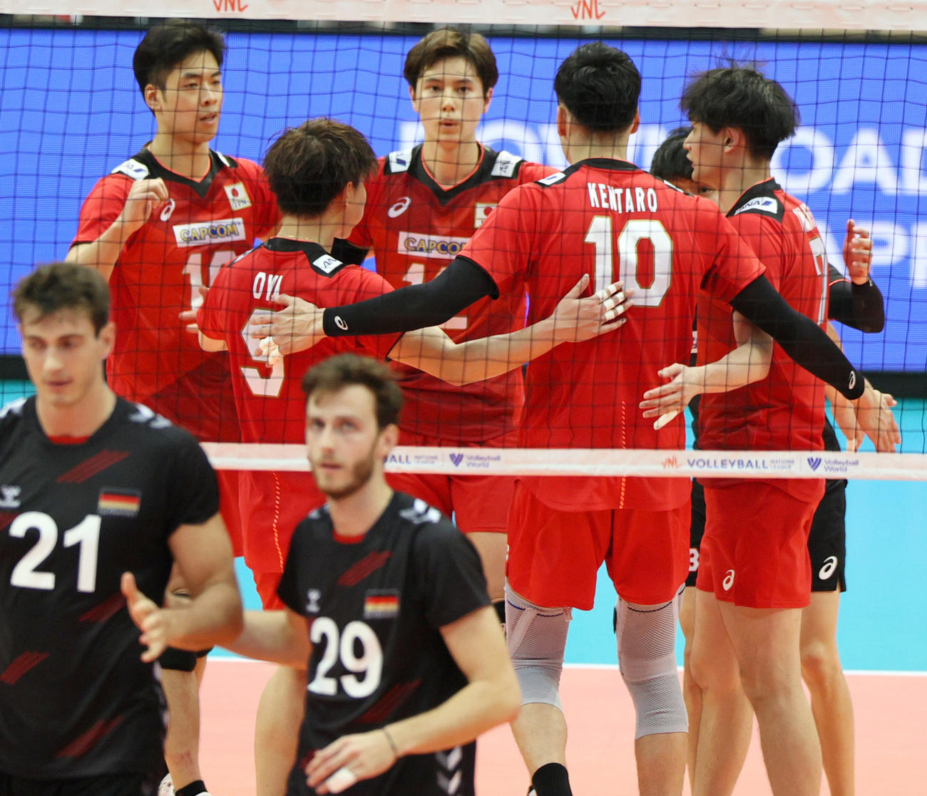 日本対ドイツ　第3セットを勝ち取り喜ぶ日本代表チーム（撮影・上山淳一）