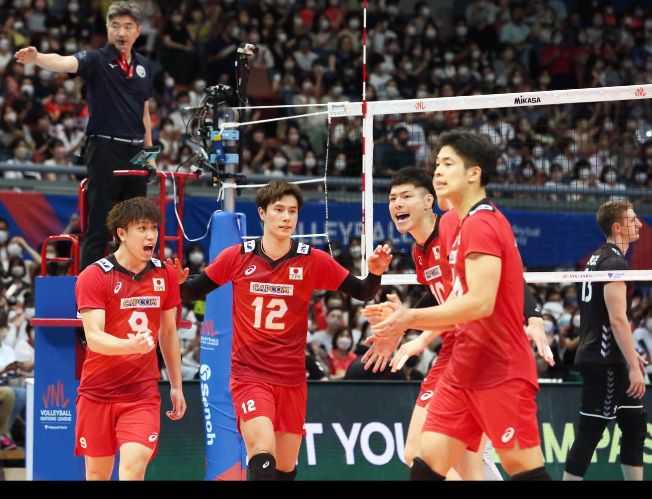 日本対ドイツ　第4セット、ポイントを決めて喜ぶ日本代表の選手たち（撮影・上山淳一）