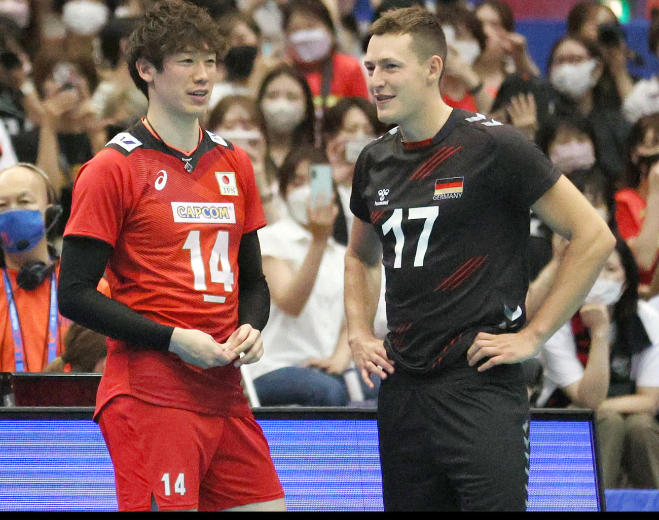 日本対ドイツ　試合を終えドイツの選手と談笑する石川（撮影・上山淳一）