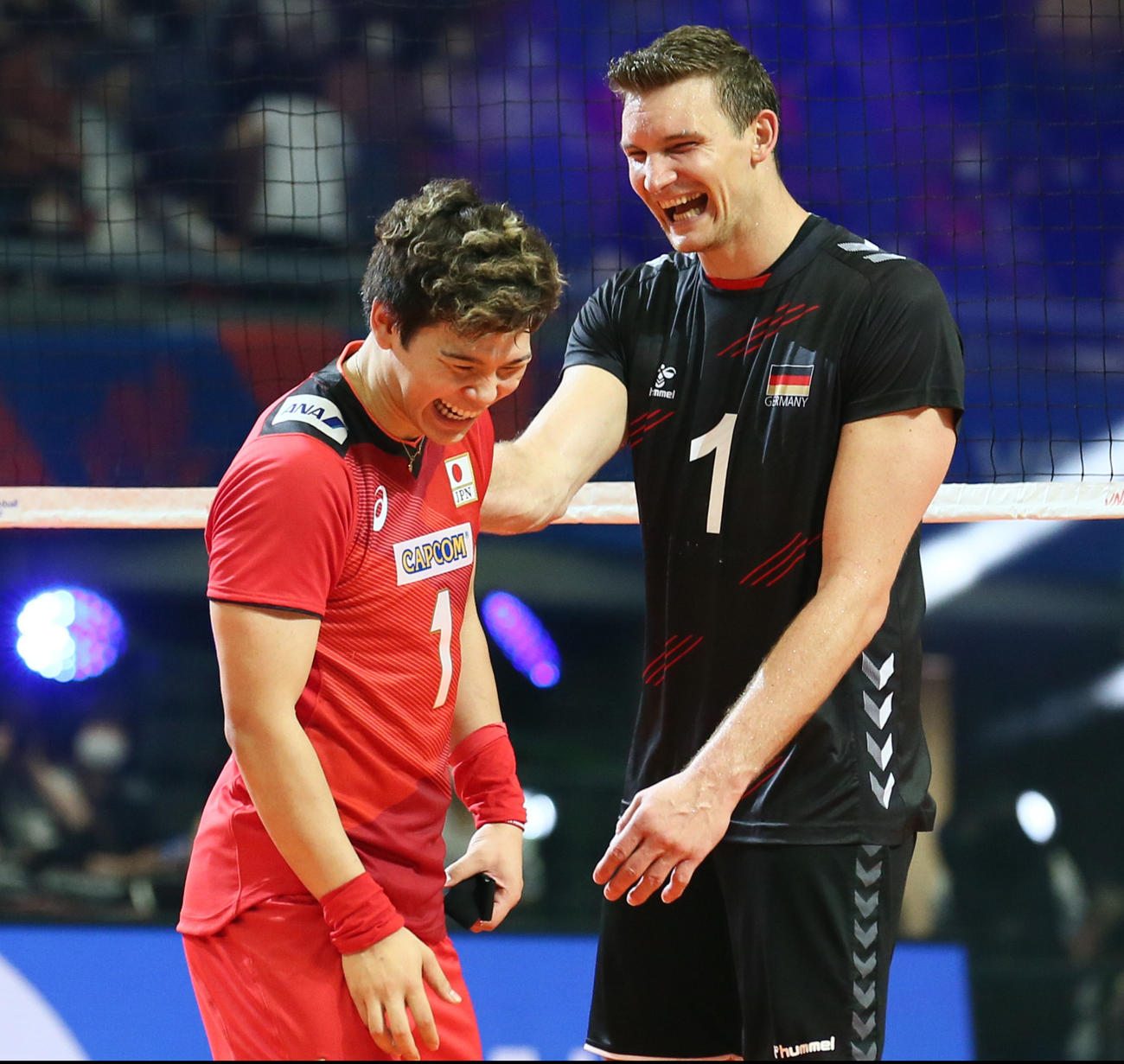 日本対ドイツ　試合を終えドイツの選手と談笑する西田（撮影・上山淳一）