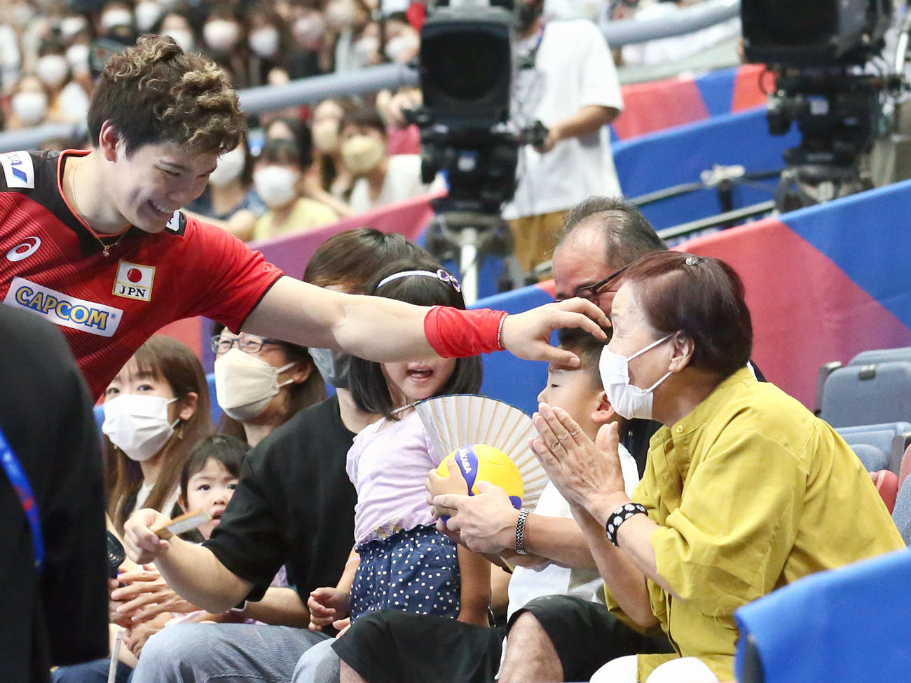 日本対ドイツ　ドイツに勝利し、西田（左）は観客席の子供にサインボールをプレゼントする（撮影・上山淳一）