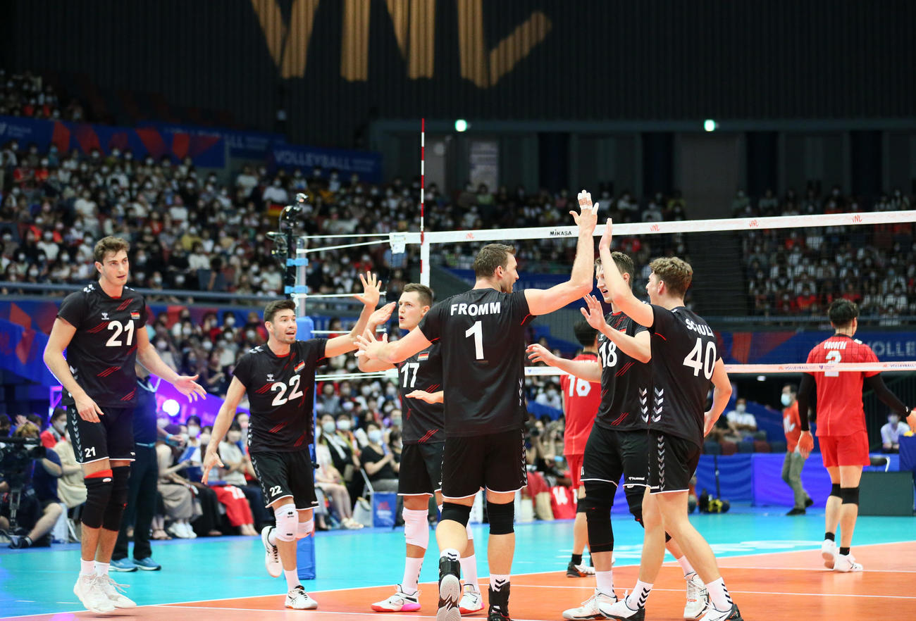 日本対ドイツ　第1セット、ポイントを決めて喜ぶドイツ代表の選手たち（撮影・上山淳一）