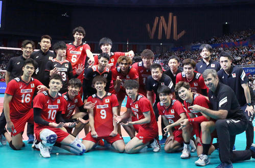 日本対ドイツ　ドイツ代表に勝利し、記念写真に納まる日本代表の選手たち（撮影・上山淳一）