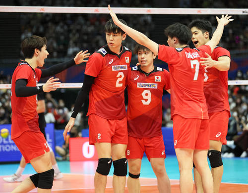 日本対ドイツ　第2セット、得点を挙げ喜ぶ日本代表チーム（撮影・上山淳一）