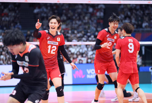 日本対ドイツ　第2セット、得点を挙げ喜ぶ高橋藍（左から2人目）ら日本代表チーム（撮影・上山淳一）