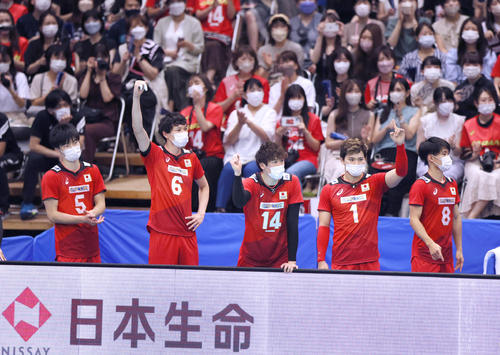 日本対ドイツ　第3セット、ポイントを決めて喜ぶベンチの選手たち（撮影・上山淳一）