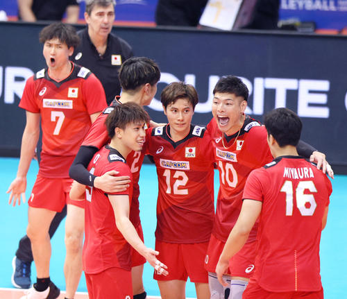 日本対ドイツ　第3セット、高橋藍（右から3人目）がスパイクを決め歓喜する日本代表チーム（撮影・上山淳一）
