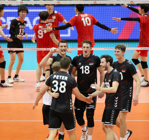 日本対ドイツ　第3セット、ポイントを決めて喜ぶドイツ代表の選手たち（撮影・上山淳一）