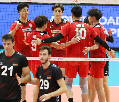 日本対ドイツ　第3セットを勝ち取り喜ぶ日本代表チーム（撮影・上山淳一）