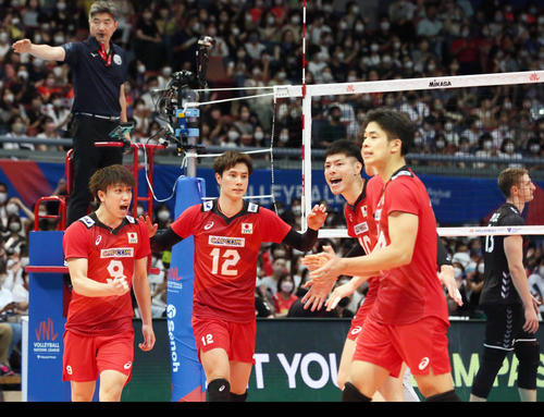 日本対ドイツ　第4セット、ポイントを決めて喜ぶ日本代表の選手たち（撮影・上山淳一）