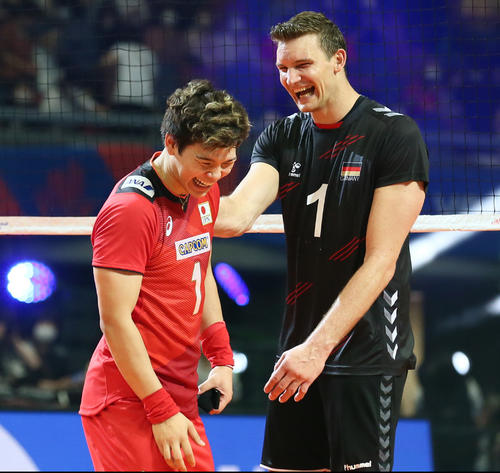 日本対ドイツ　試合を終えドイツの選手と談笑する西田（撮影・上山淳一）