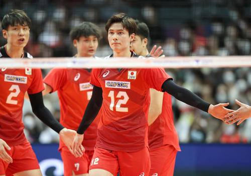 日本対ドイツ　第1セット、タッチを交わす高橋藍（右）ら日本代表チーム（撮影・上山淳一）