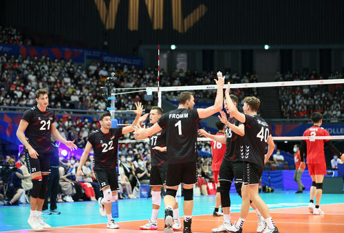 日本対ドイツ　第1セット、ポイントを決めて喜ぶドイツ代表の選手たち（撮影・上山淳一）