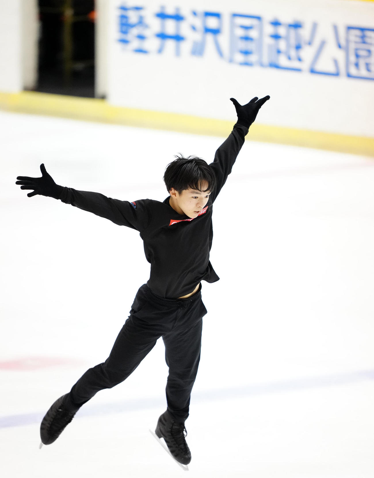 フィギュアスケートの全日本合宿で公開練習に臨む鍵山（撮影・江口和貴）
