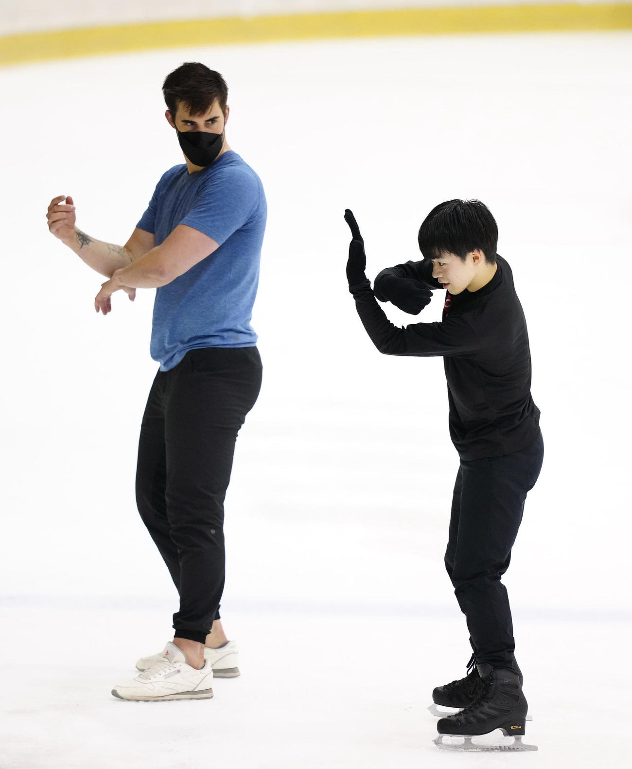 フィギュアスケートの全日本合宿でアイスダンスのザカリー・ドノヒュー（左）からアドバイスを受ける鍵山（撮影・江口和貴）
