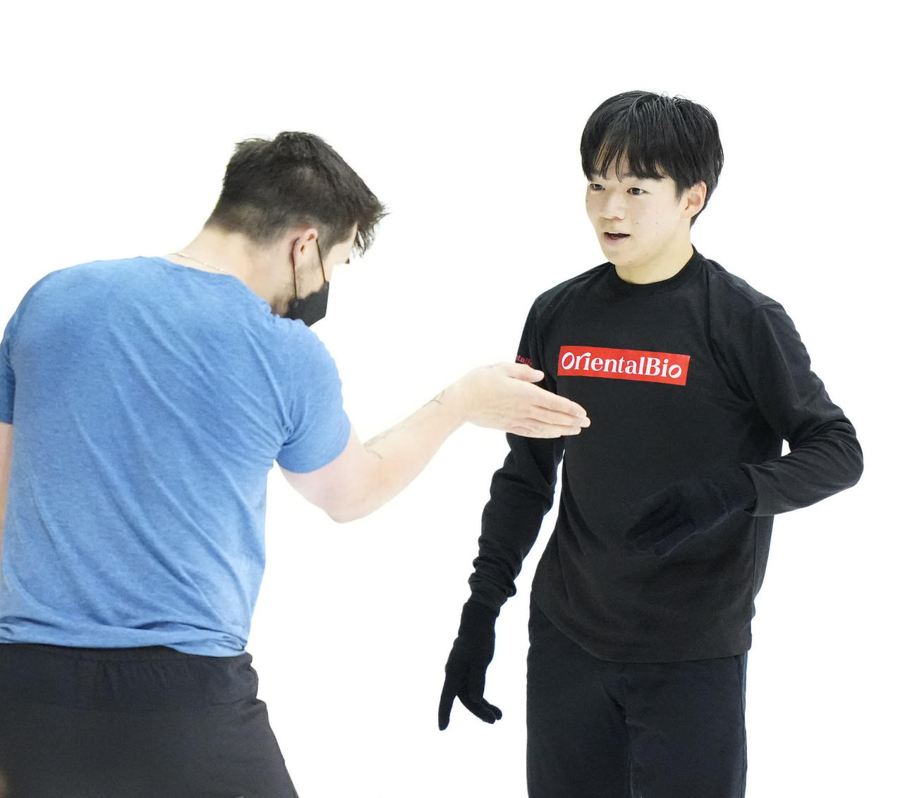 フィギュアスケートの全日本合宿でアイスダンスのザカリー・ドノヒュー（左）からアドバイスを受ける鍵山（撮影・江口和貴）
