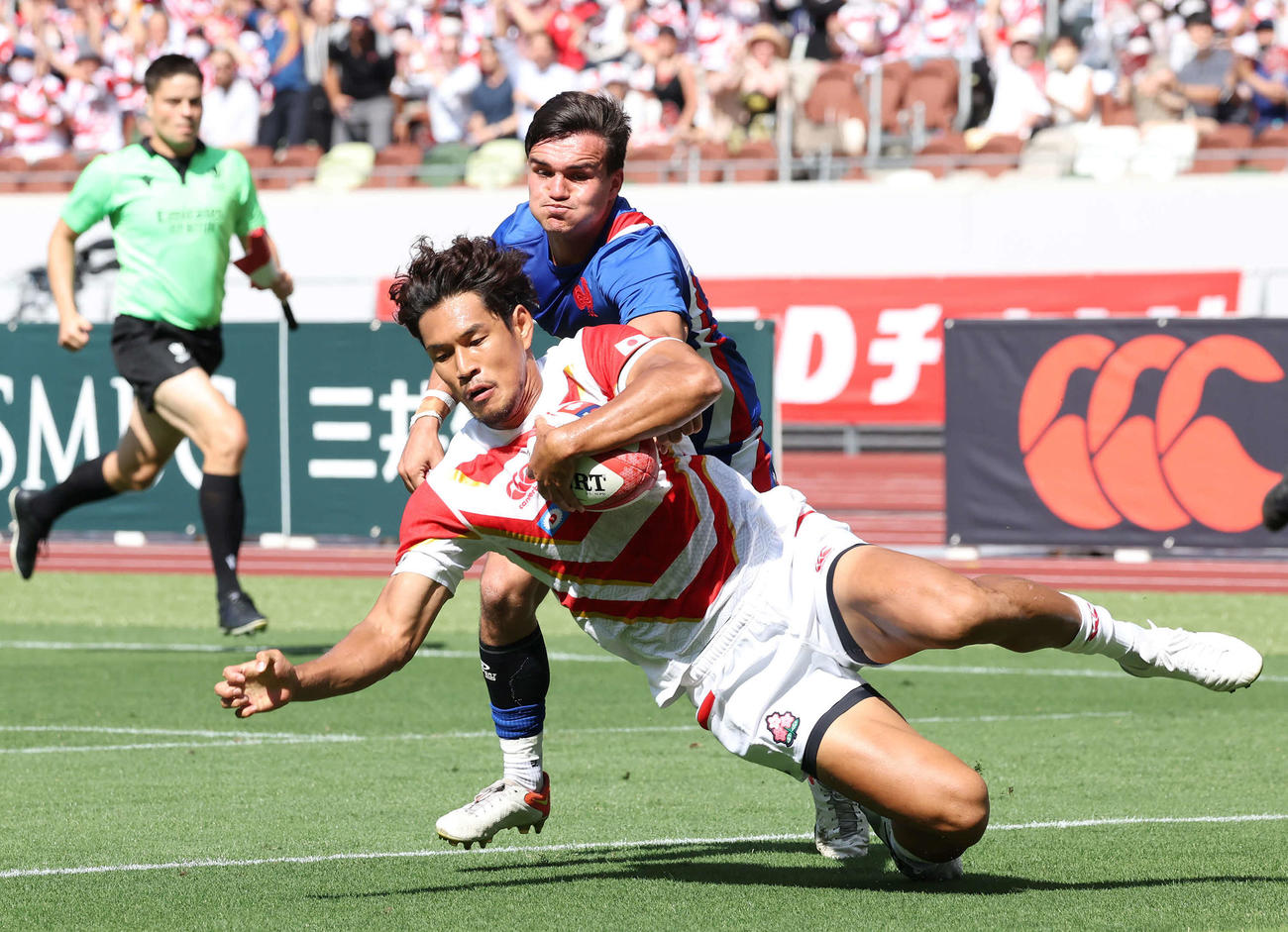 日本対フランス　前半、FB山中がフランスのタックルをかわして左中間にトライを決める（撮影・丹羽敏通）