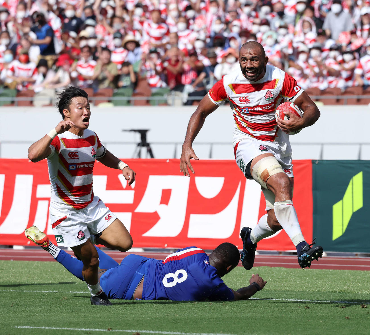 日本対フランス　前半、左タッチライン際でフランスのタックルをかわすFLリーチ・マイケル（右）（撮影・丹羽敏通）