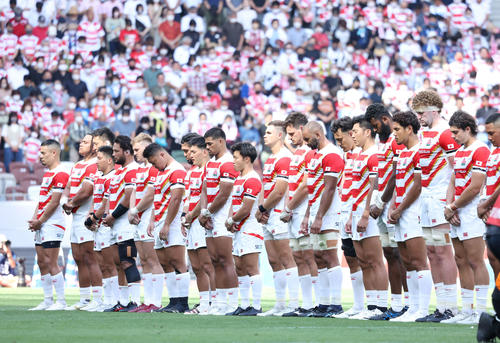 テスチマッチ　日本対フランス　試合前、黙とうする日本代表フィフティーン（撮影・丹羽敏通）