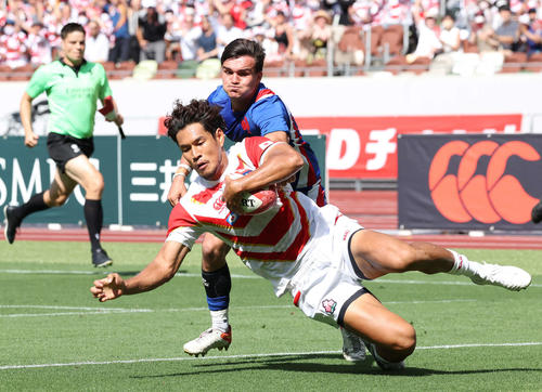 日本対フランス　前半、FB山中がフランスのタックルをかわして左中間にトライを決める（撮影・丹羽敏通）