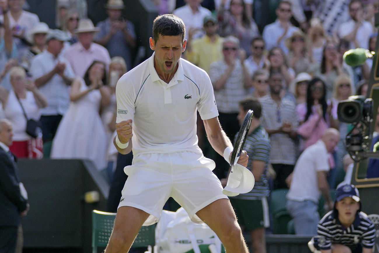 決勝進出を決め雄たけびを上げるジョコビッチ（AP）