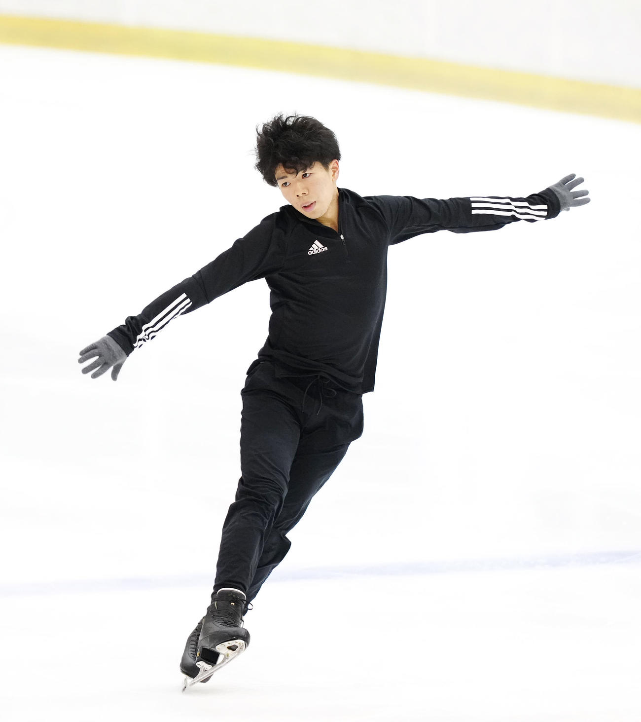 フィギュアスケートの全日本合宿で公開練習に臨む佐藤駿（撮影・江口和貴）