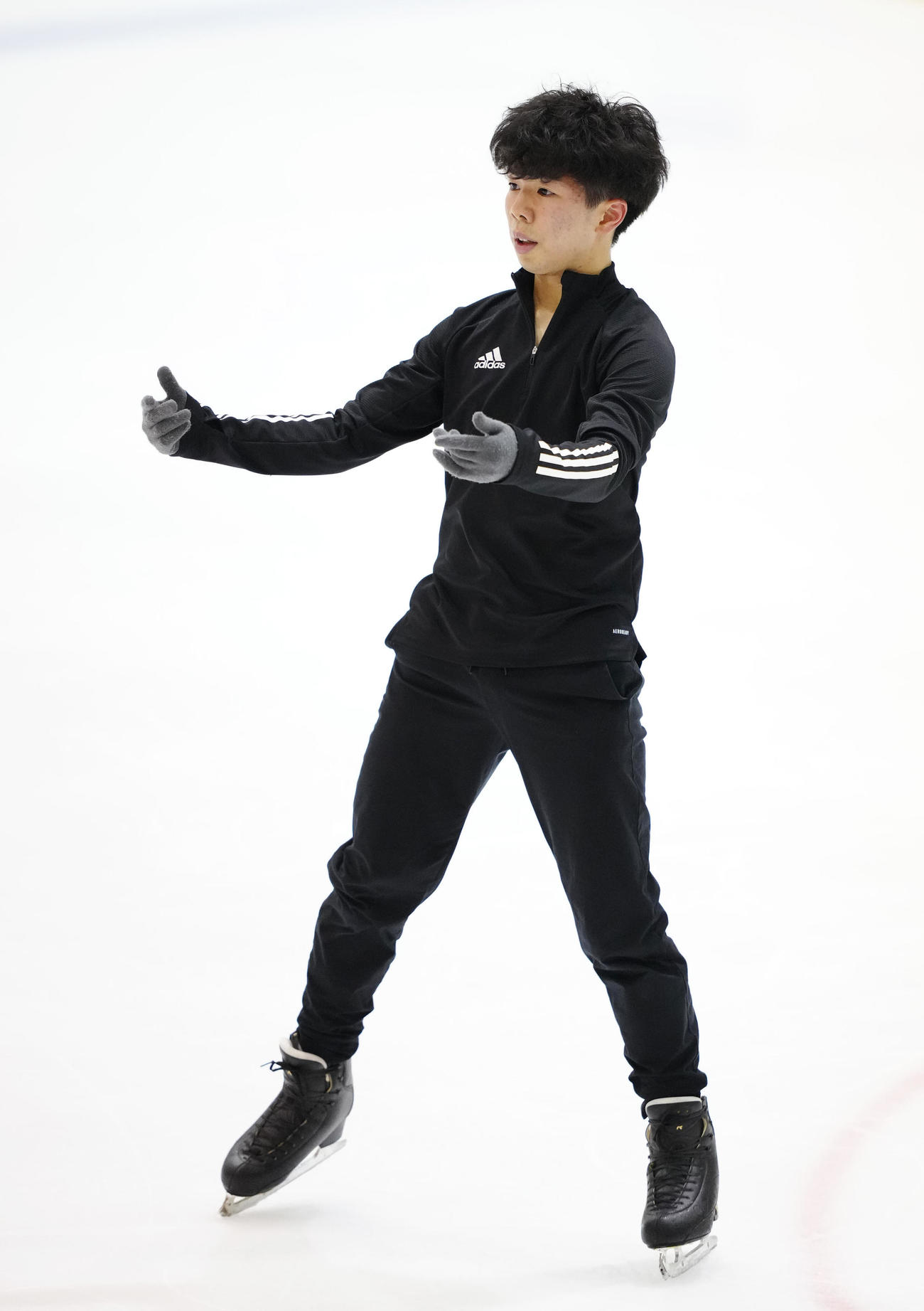 フィギュアスケートの全日本合宿で公開練習に臨む佐藤駿（撮影・江口和貴）