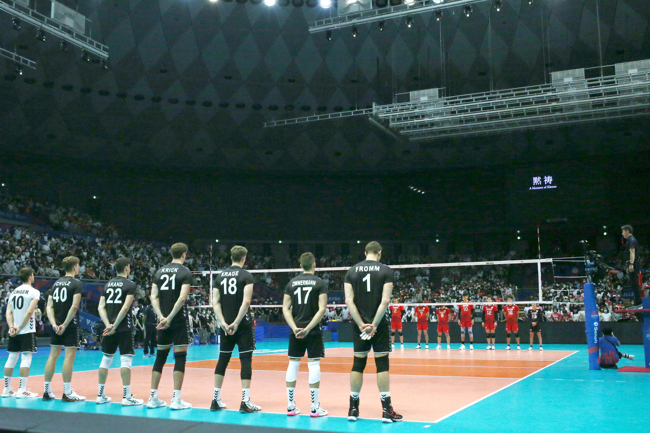 日本対ドイツ　試合前、安倍晋三元首相の死を悼み黙とうする両国の選手と観客席（撮影・上山淳一）