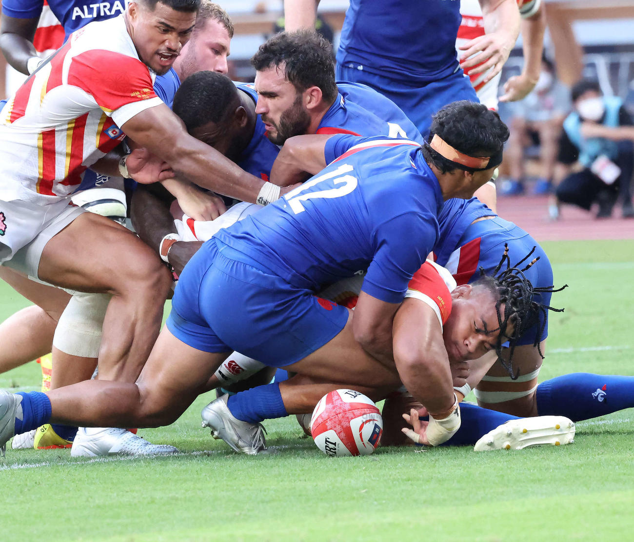後半、NO8テビタ・タタフがインゴールに飛び込むがボールがこぼれてトライならず（撮影・丹羽敏通）