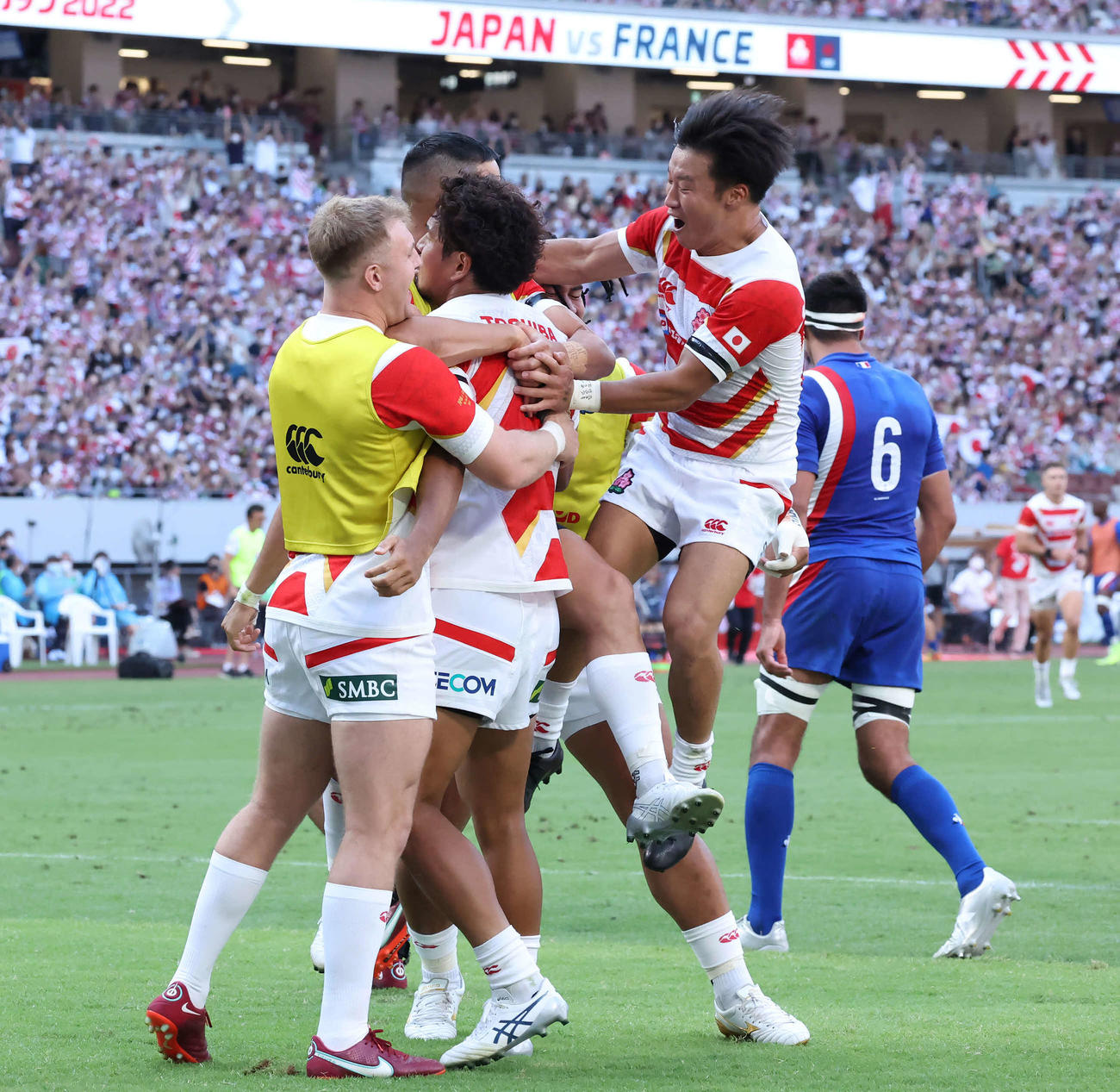 テスチマッチ　日本対フランス　前半、2本目のトライを決めたFB山中（左から2人目）のもとに集まって喜ぶ日本代表フィフティーン（撮影・丹羽敏通）