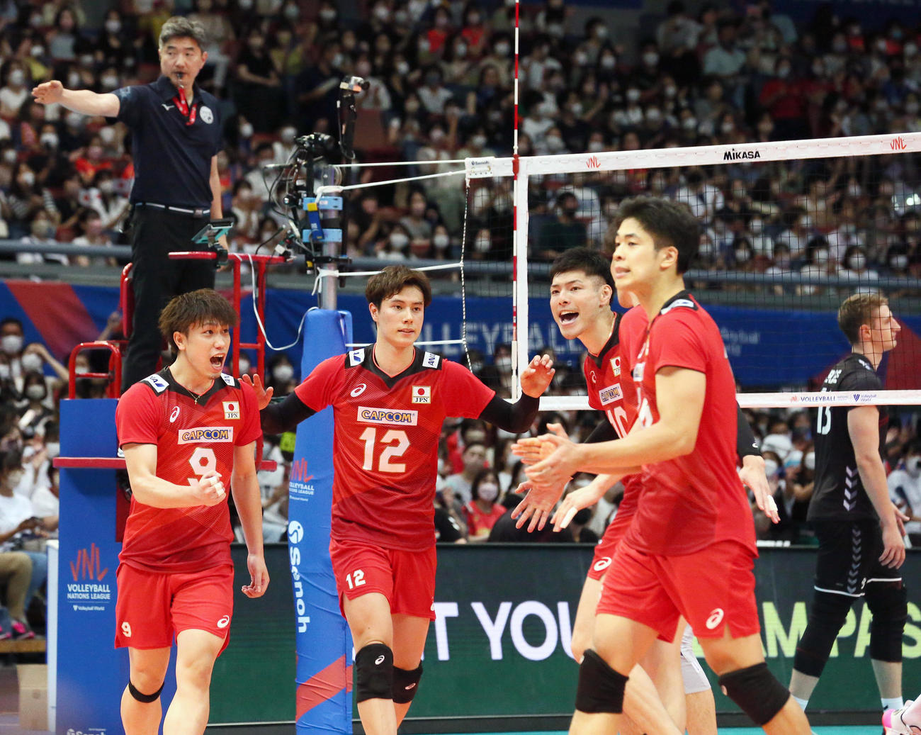 日本対ドイツ　第4セット、ポイントを決めて喜ぶ日本代表の選手たち（撮影・上山淳一）