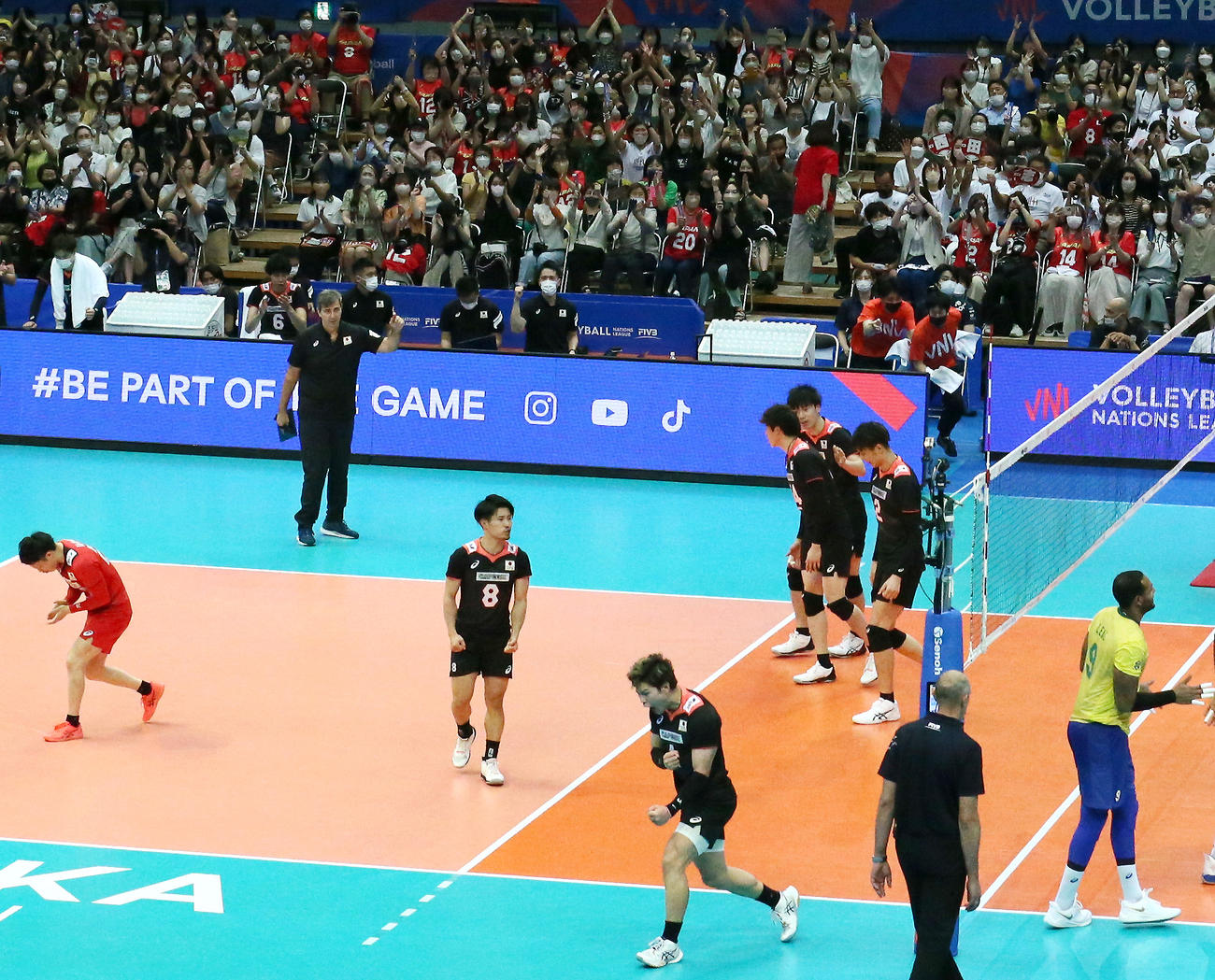 日本対ブラジル　第2セット、西田（手前）はスパイクを決め雄たけびを揚げる（撮影・上山淳一）