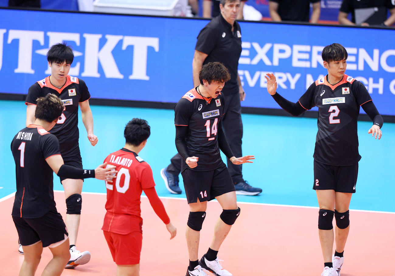 日本対ブラジル　第2セット、ポイントを決めて喜ぶ日本代表の選手たち（撮影・上山淳一）